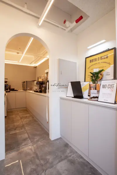 아치형 통로가 포인트인 미니멀 화이트 카페